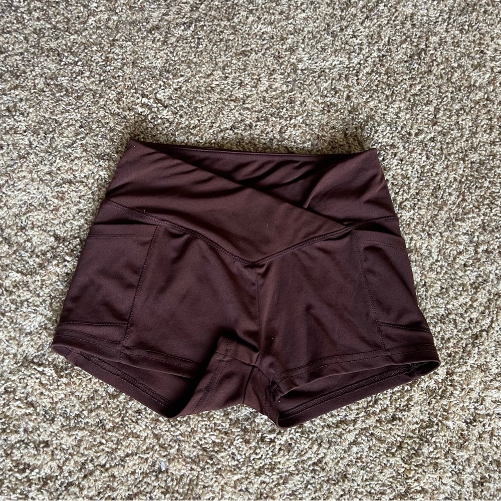 Brown biker shorts with a V-cut❣️